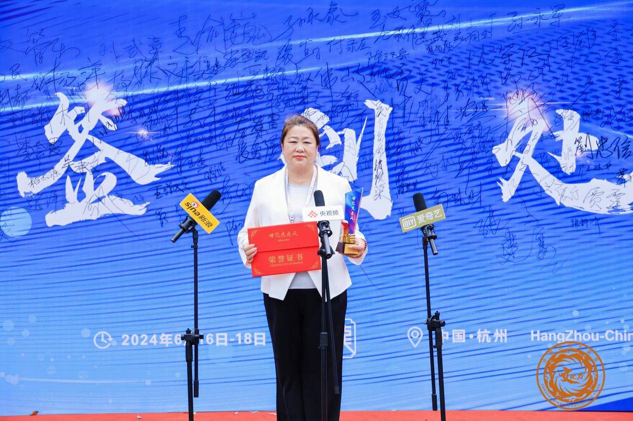 中世采文化发展集团董事长姚小飞,世纪大采风品牌顾问王宝华,国务院