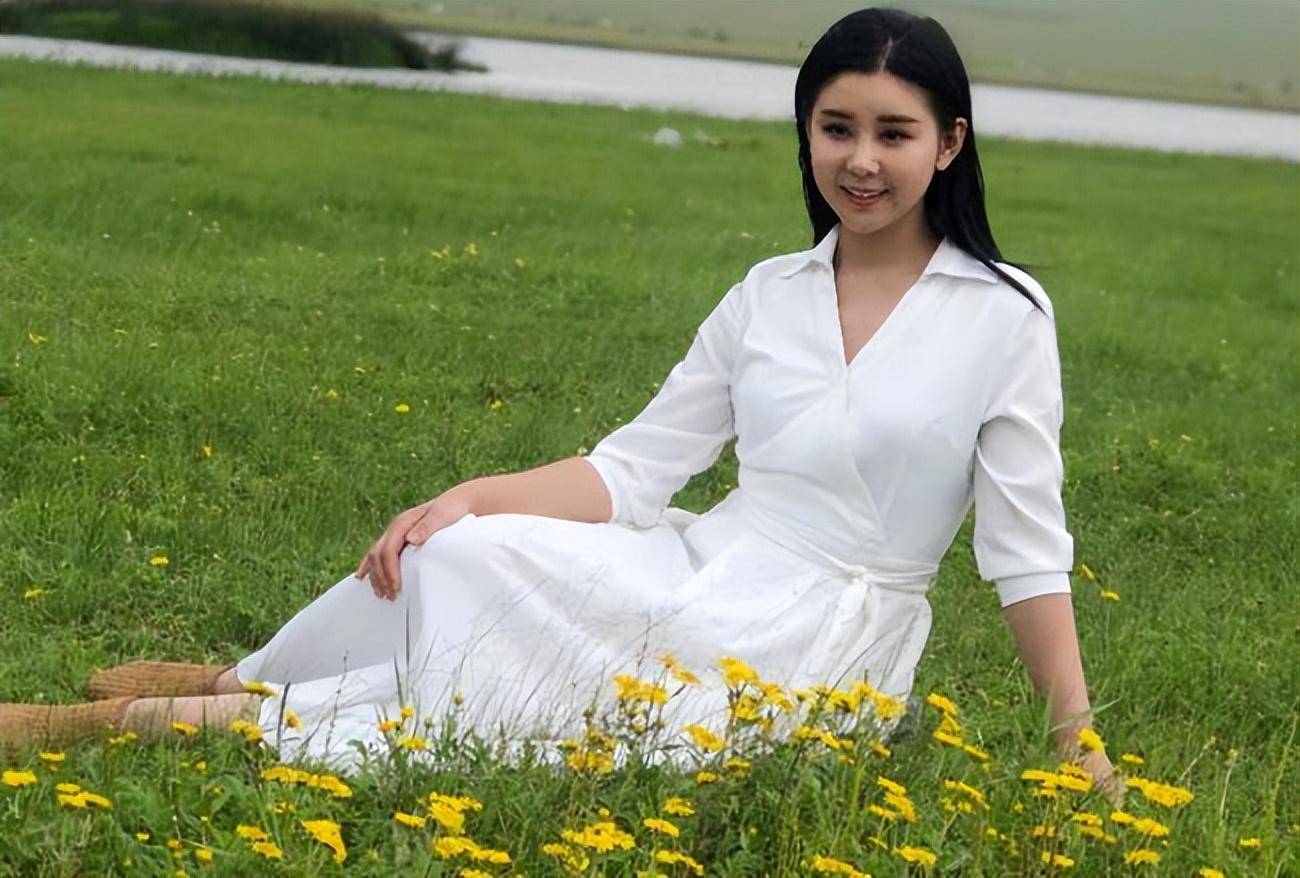 二胎后李小萌变成"大号水蜜桃",穿背心 阔腿裤,38岁又美又欲