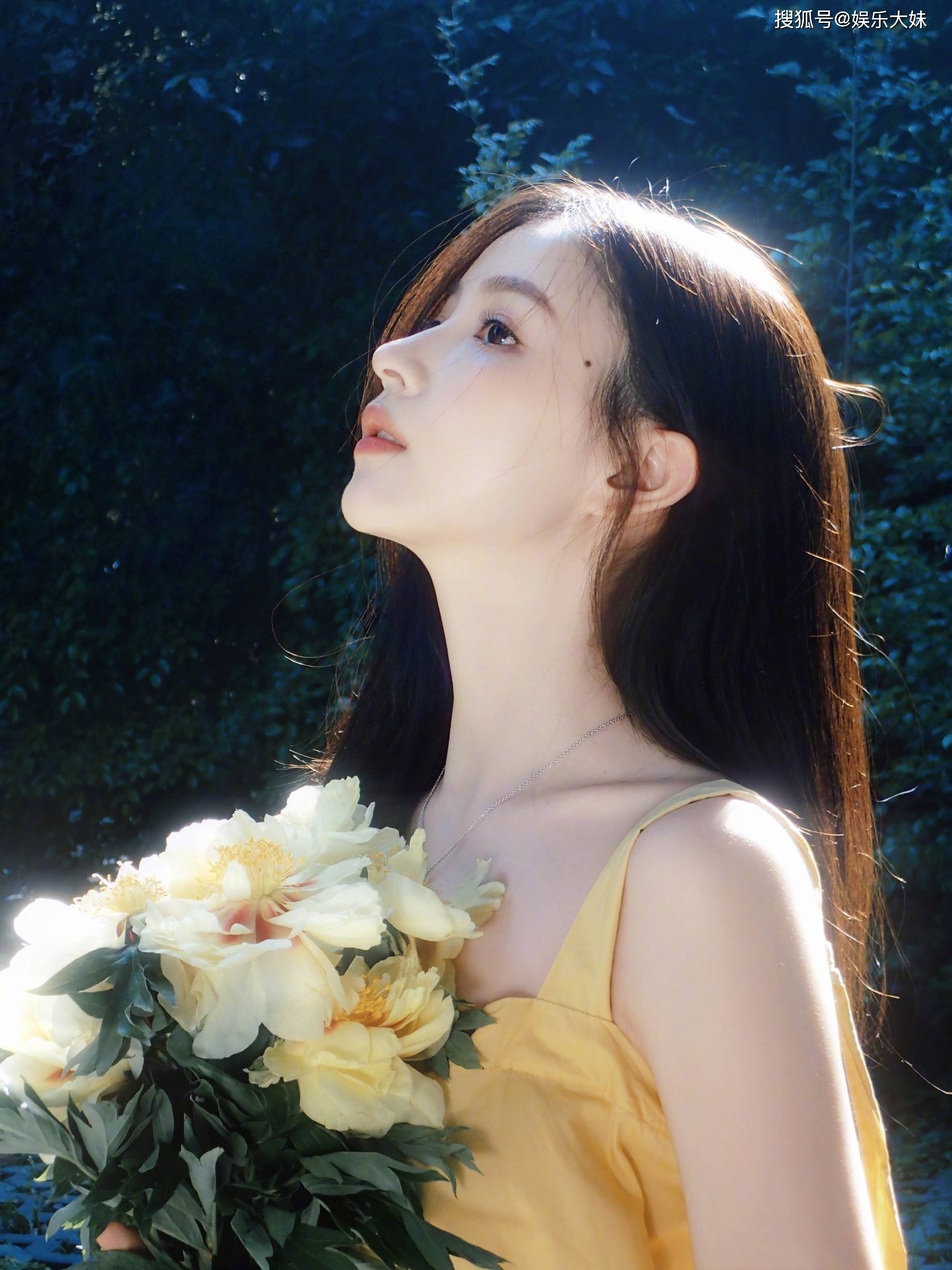 珂曾因公开恋情而引发争议,她在网络平台上高调地公布了自己的男友,而