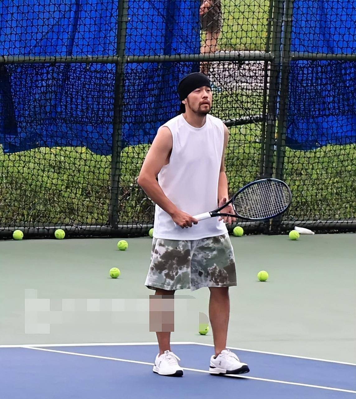 周杰伦携小15岁娇妻打网球,粗壮得像个民工,昆凌真实身材曝光