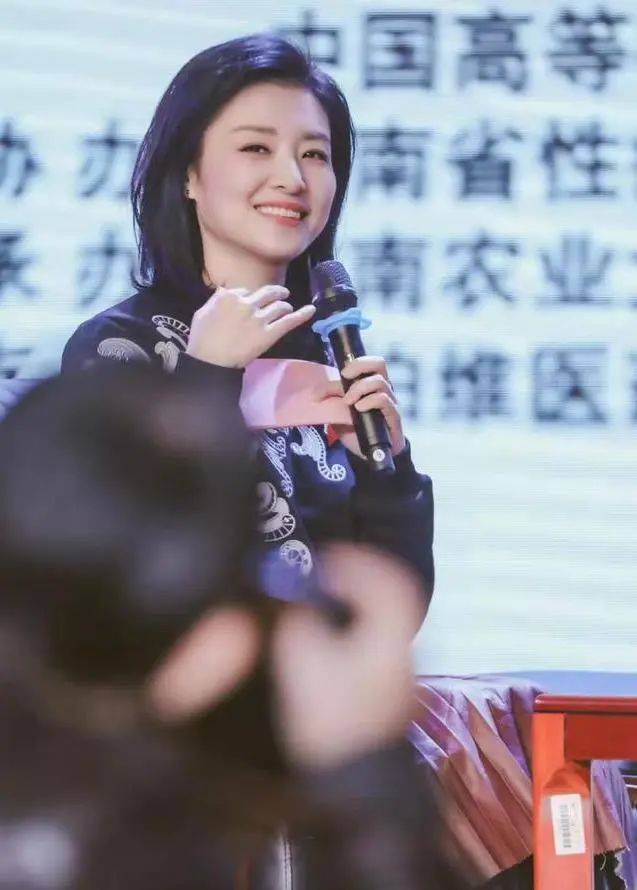 55岁周涛终于穿卫衣,搭配百褶半身裙 齐肩发型,时髦减龄又洋气