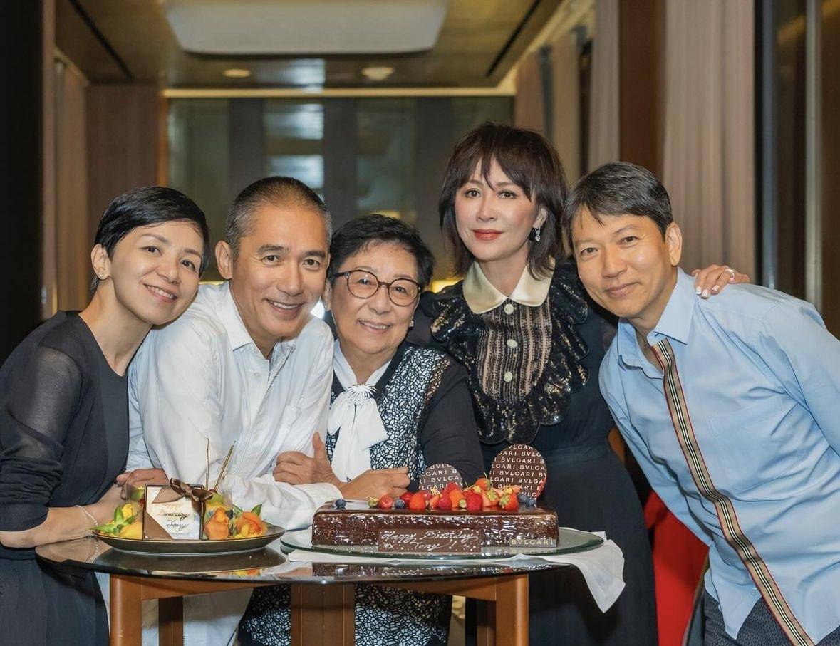 刘嘉玲罕晒与婆婆合照,梁妈妈头发全黑显年轻,梁朝伟妹妹也在场