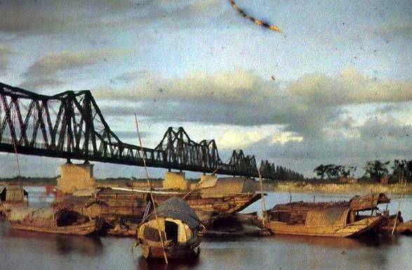 在越南清化市以北3公里远的马江,有一座铁路大桥横跨于水面之上,这里