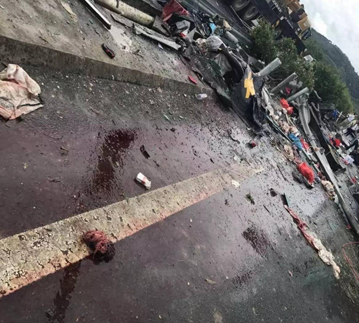 黑龙江高速突发车祸,小客车发生单方事故,造成5死12伤,现场惨烈!