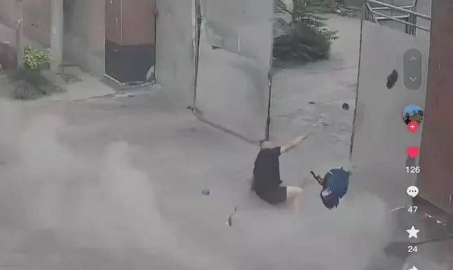 原创            荒谬！男子撞人后追砍：被撞人现状曝光，邻居透露内情，警方介入-男子开车撞人后