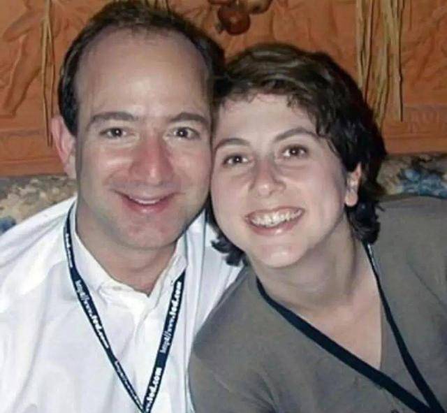 世界首富前妻50岁再婚,带着530亿嫁给中学老师,前夫大方送祝福_麦肯齐