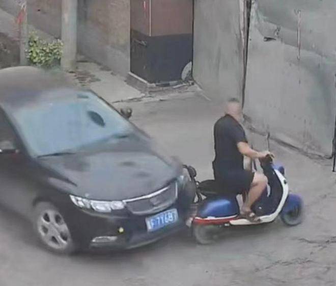 原创            河北一男子疯狂加速撞邻居，还拿刀追着砍！原因和后续曝光太气人-河北村民杀死村支书