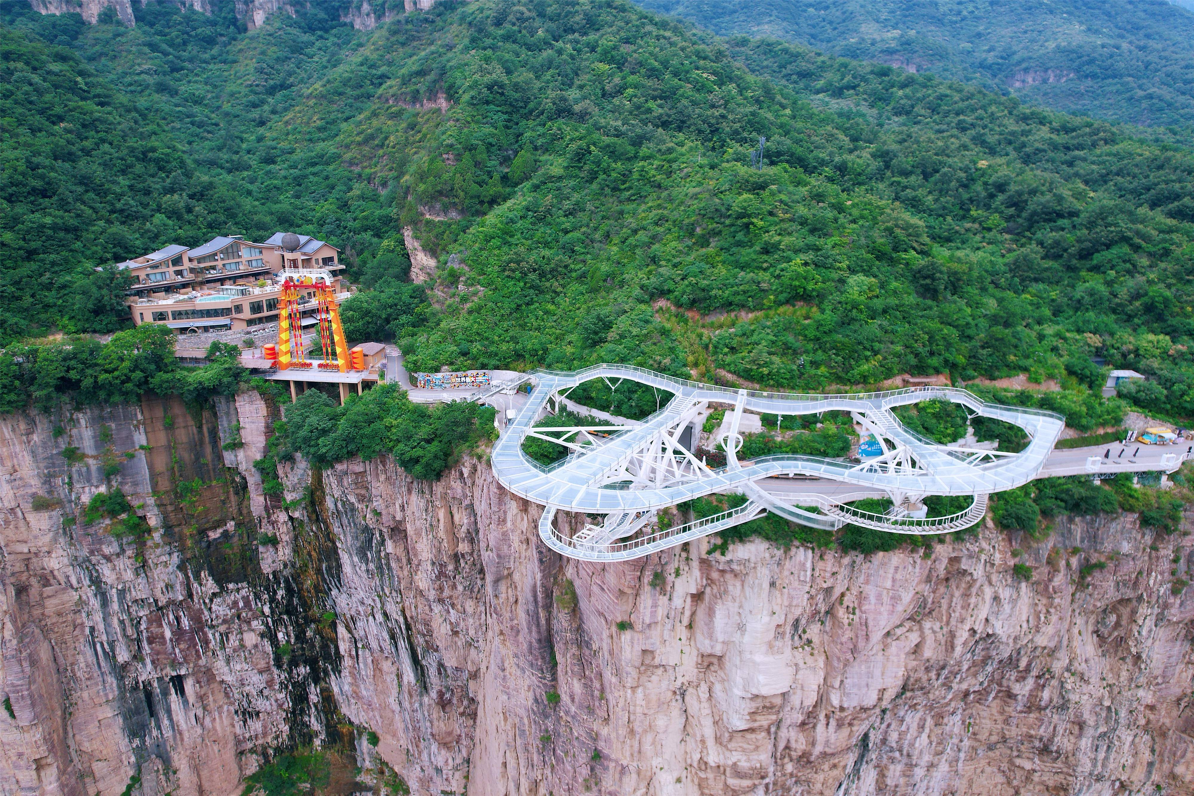 河南宝泉崖天下,体验一生必去的悬崖旅行,充满了惊险和神奇