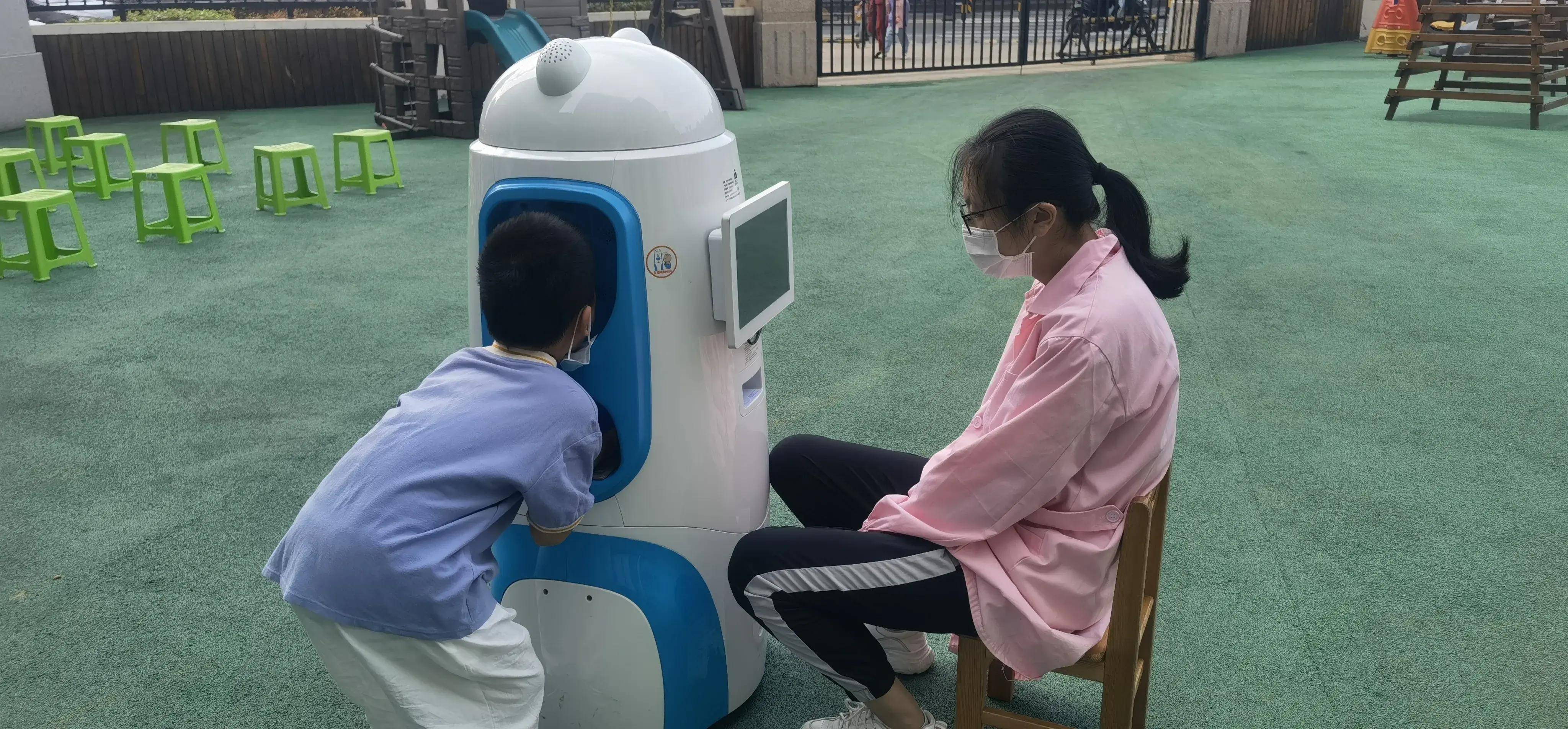 幼儿园毕业季:晨检机器人陪伴孩子们成长