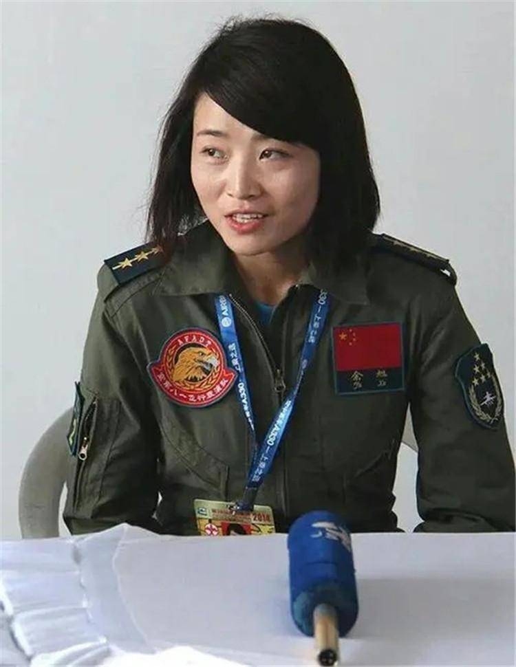 回顾"空军英烈"余旭:中国首批歼-10女飞行员,墓前放战机模型