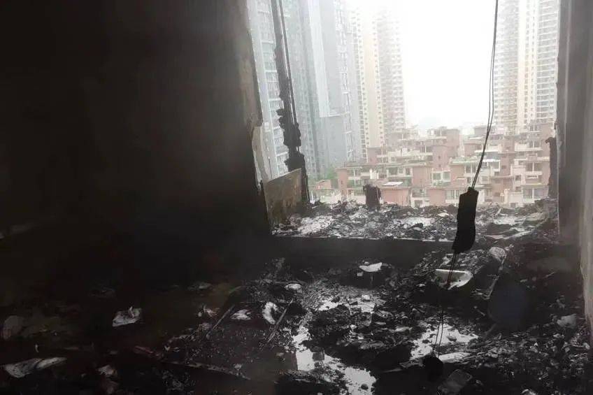 一小区18楼发生火灾!原因又是.