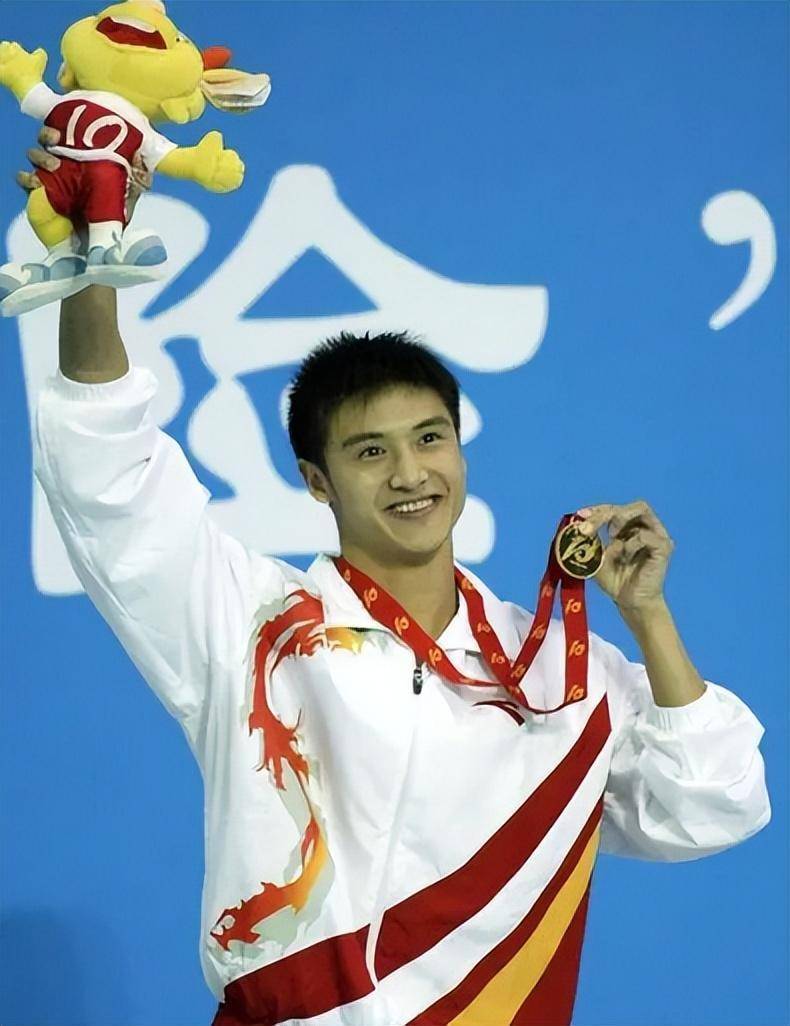 田亮带儿女参观剑桥大学,16岁森碟打俩耳钉超酷,小亮