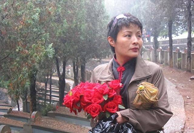 84年老山被开除的女兵谢楠,20年后,她用玫瑰铺满麻栗坡烈士陵园