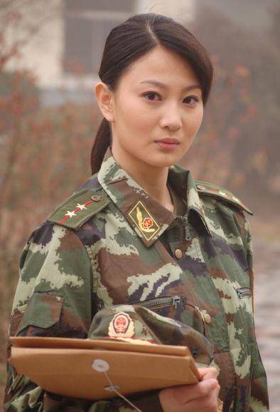 侯梦莎_女兵_样子