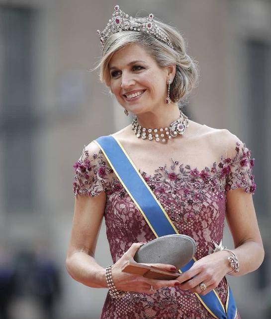 50岁荷兰王后有钱任性:珠宝王冠不重样的戴,奢华程度不输英女王