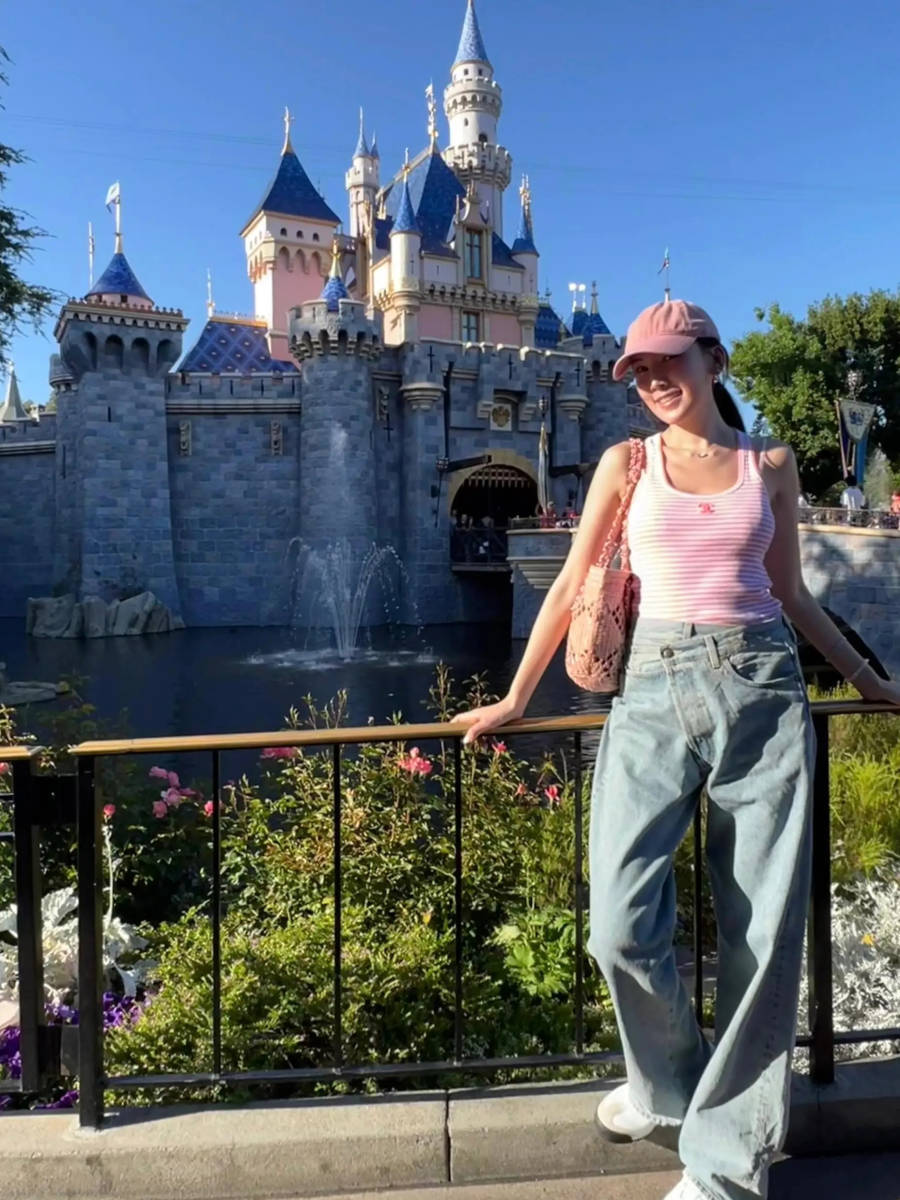 在网友晒出的照片中,kimi身材高挑,壮实有力,远远看过去,他的身高似乎