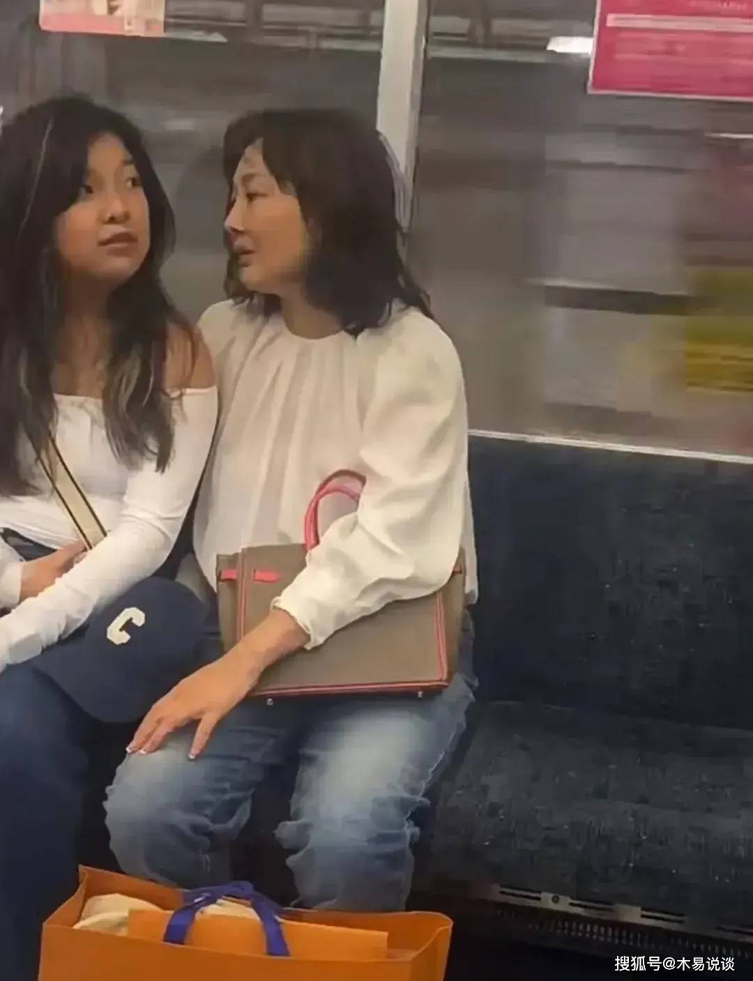 网友地铁偶遇牛莉母女，牛莉面部僵硬鼻子超尖，买LV新包有实力-牛莉现状