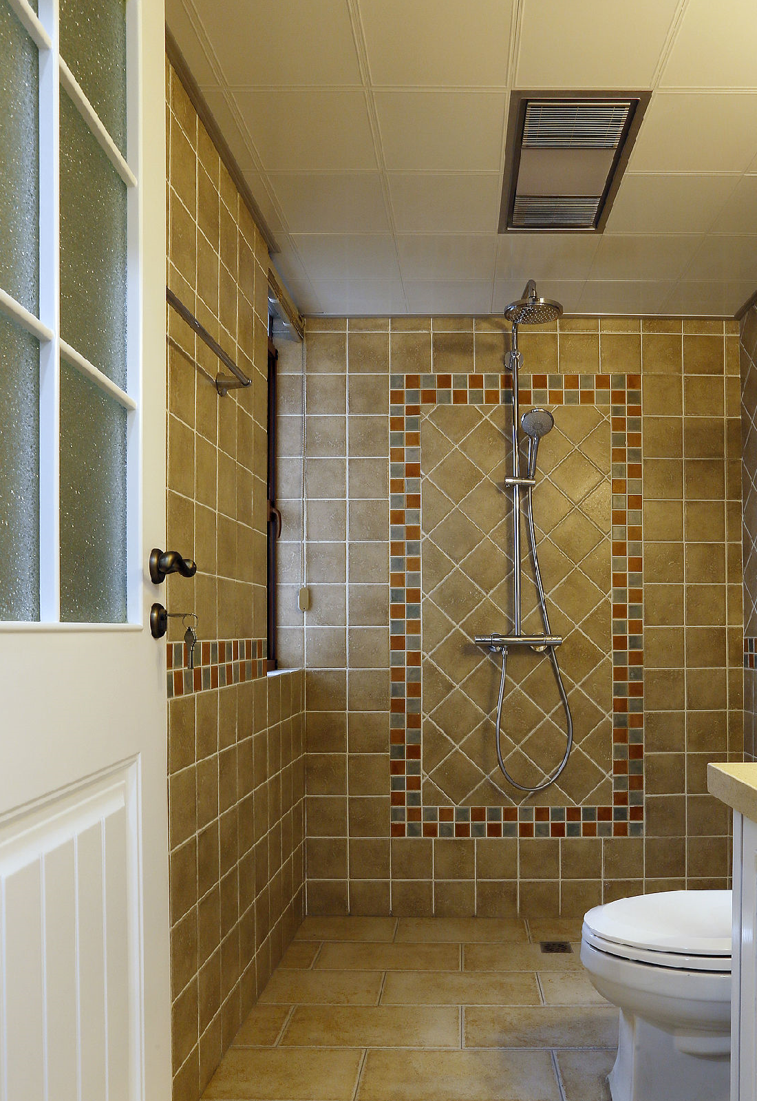 最后晒晒卫生间,厨房浴室地砖墙砖很有质感很漂亮,长谷牌的瓷砖书柜是