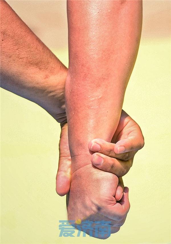 一"跤"高下!济南英雄山下再现摔跤名场面