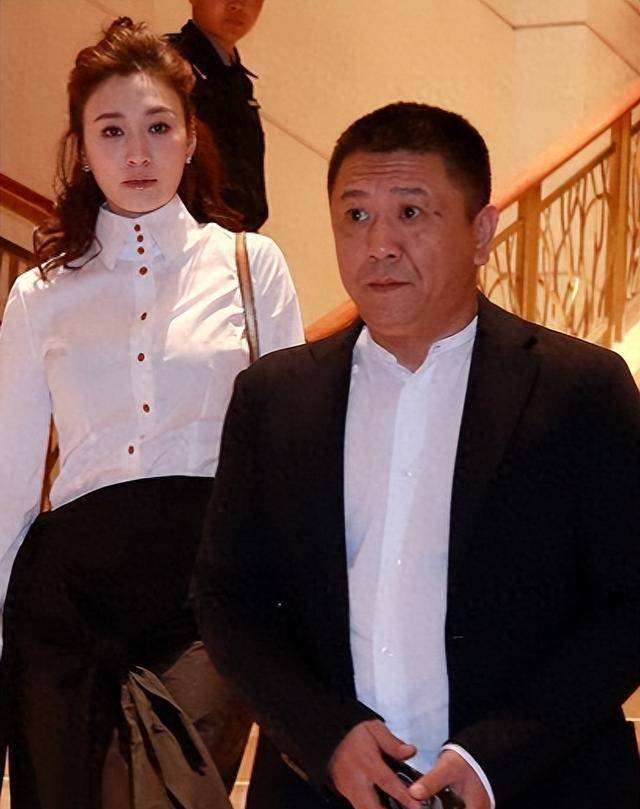 回顾徐梵溪:4次改名也不火,前男友花5亿娶李小冉,38岁依旧单身