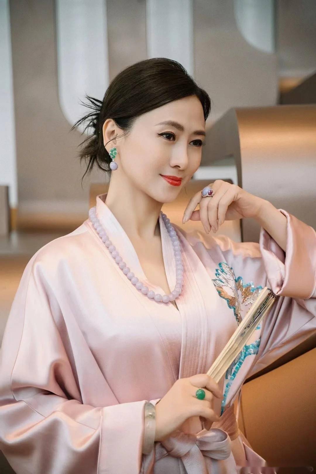 女神翁虹,岁丰腴饱满身材展现无尽魅力,这谁顶得住她的美貌与才华?