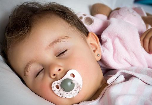 不要经常让宝宝这样睡觉。等他长大了，发育会比同龄孩子差_睡眠_就寝_日。