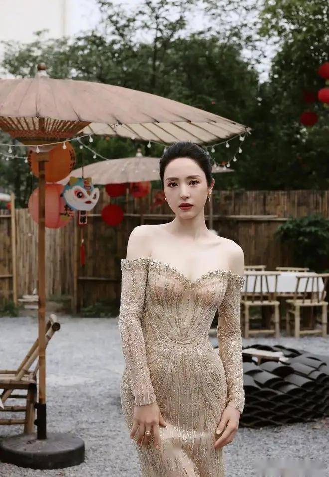 董璇这饱满身材,这谁顶得住!写真中的女神,美貌与才华的完美诠释!