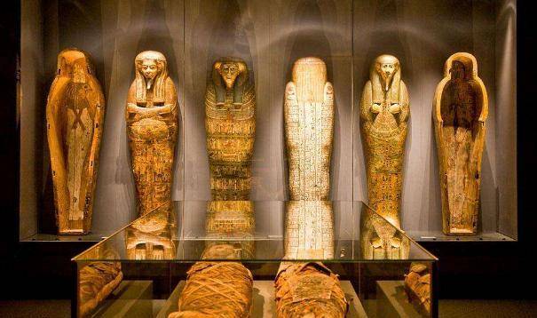   引起 这两件埃及墓葬中出土的文物已经被专家证实，它们并非来自地球。 