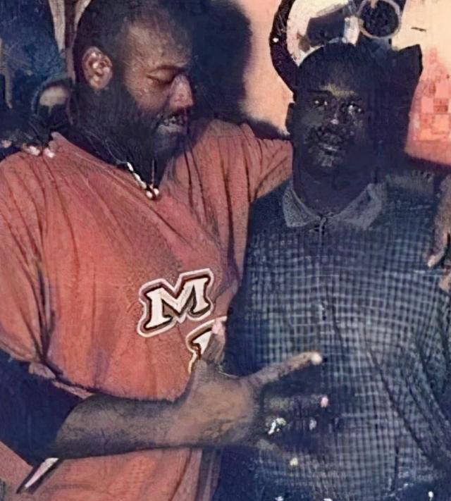 奥尼尔与5位身材独特人士合影,体态对比惊人,姚明最后一位惹眼