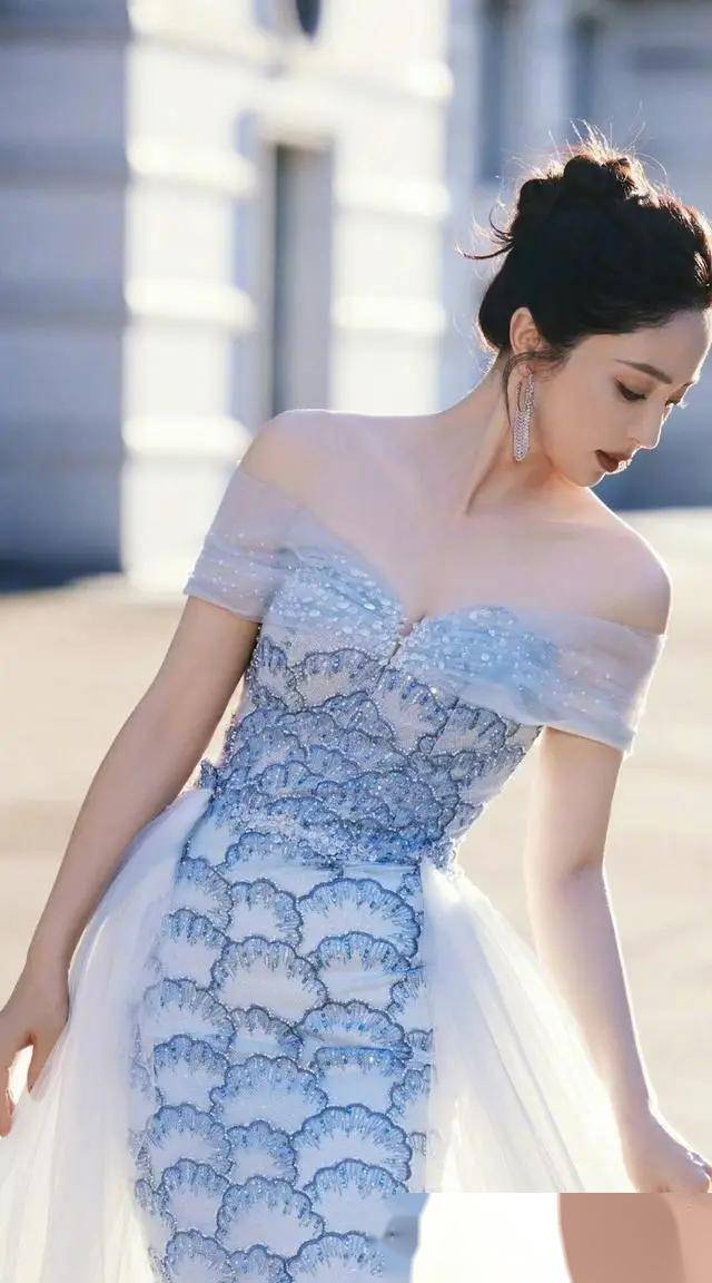 董璇这饱满身材,这谁顶得住!写真中的女神,美貌与才华的完美诠释!