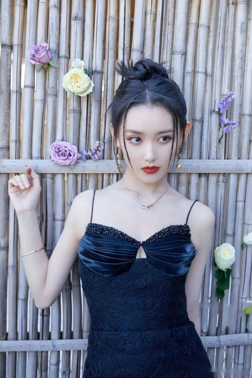 岁蒋依依饱满身材惊艳亮相,才华与魅力并存!