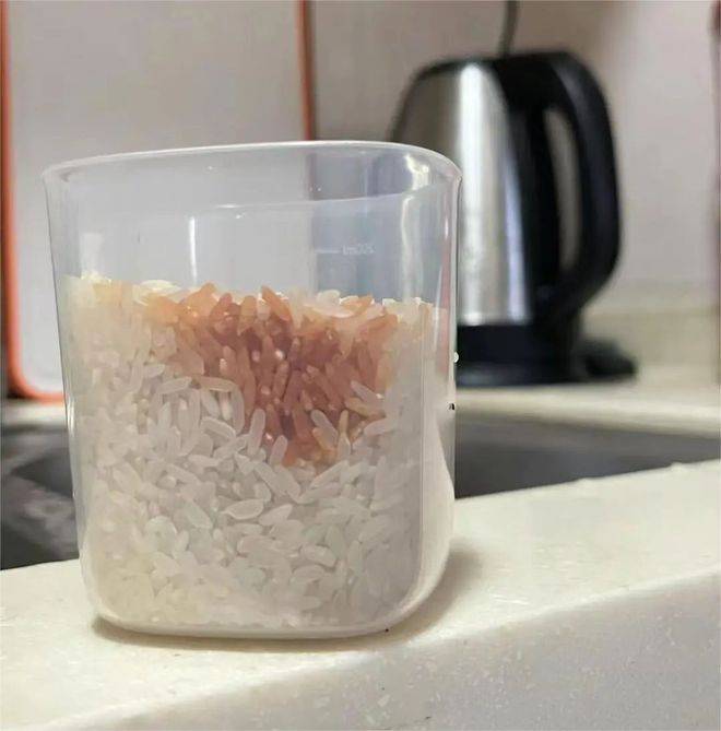 千万不要觉得变色的大米,经过淘洗和高温煮熟后就安全了,黄曲霉素几乎
