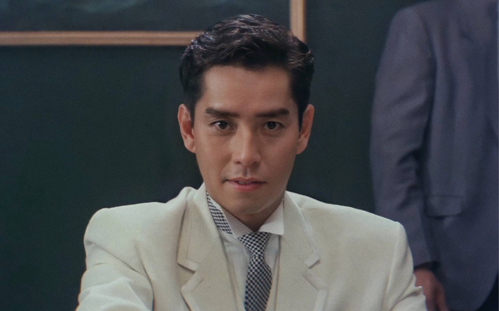 谭咏麟晒踢球合照,曾志伟表情抢镜,不老神话引发热议