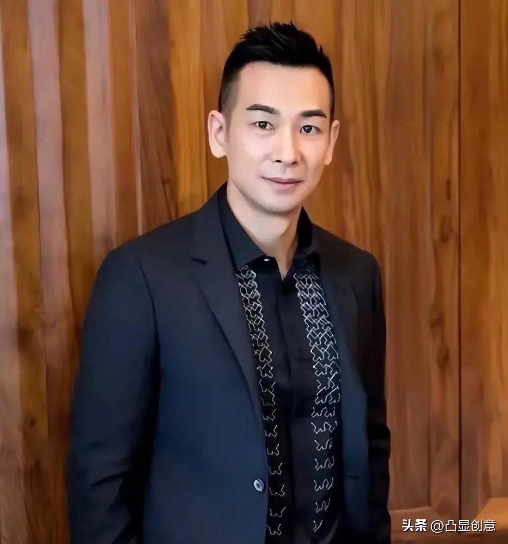 赵文卓现身向华强饭局被说架子大,全程戴墨镜帽子,没问好李连杰