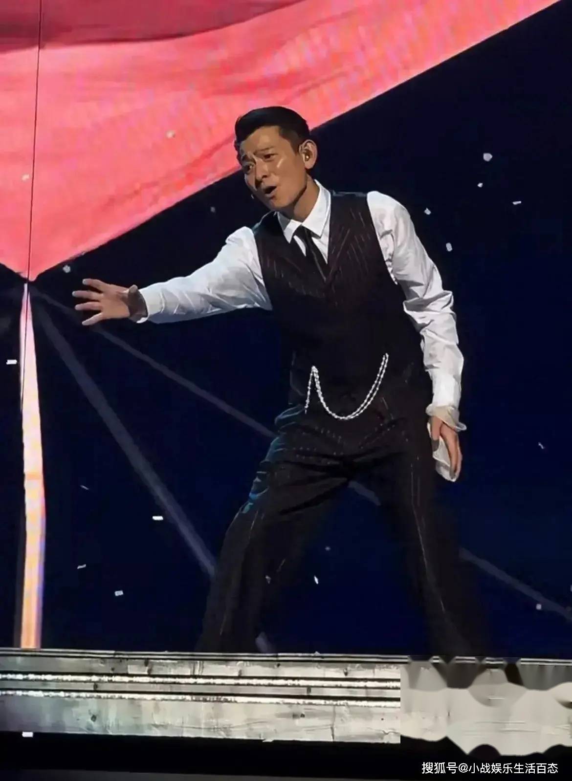 刘德华演唱会突然滑跪，吓到粉丝，都在担心他的安全-刘德华演唱会视频哭着道歉