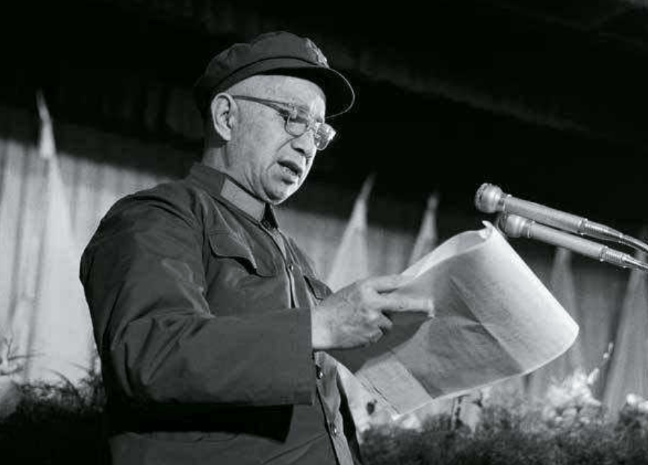 48年粟裕请专家吃饭,干部们提前离席,粟裕:好菜没上你们就跑了