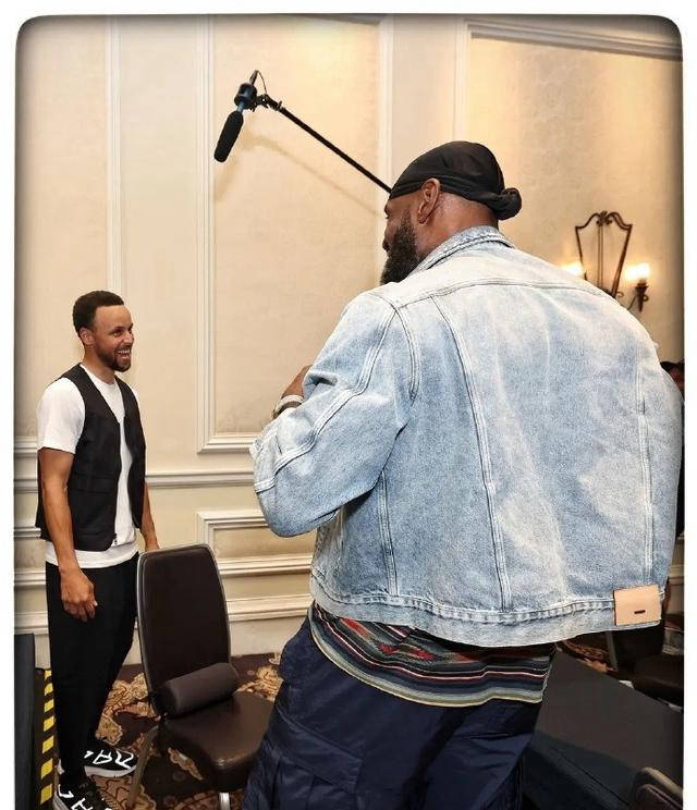 原创            詹皇与库里同台亮相美国男篮训练营，笑声不断-库里和詹皇谁厉害