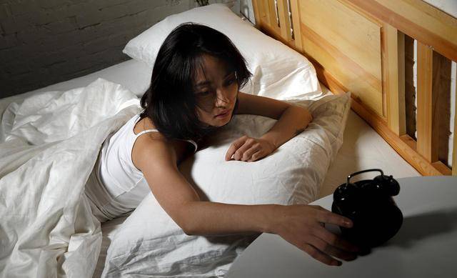 女性更年期总是睡不好,有哪些办法可以调节?