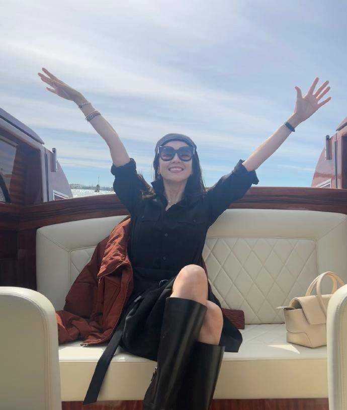 章子怡戛纳海边随拍,高马尾配白裙美出新高,离婚后状态越来越好