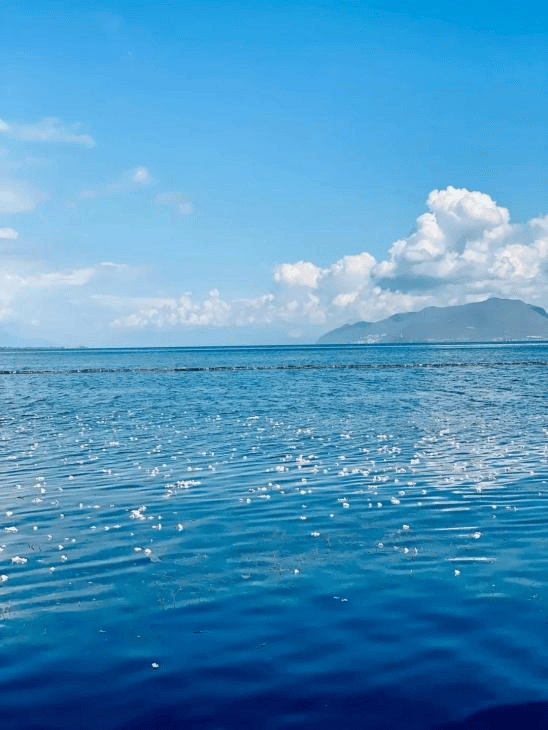 大理悬崖浅滩图片