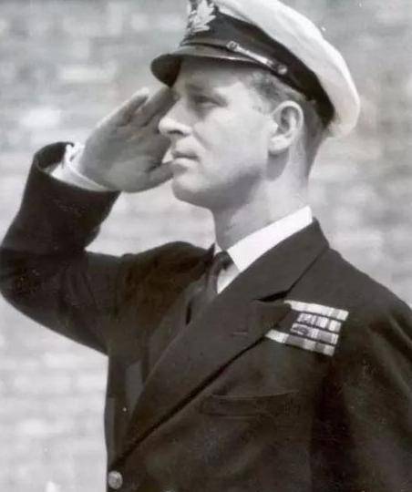 菲利普亲王年轻时有多帅?珍贵照片再现,难怪女王对他一见倾心!