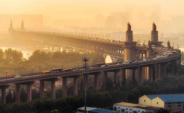 为了检验南京大桥质量,许世友亲率118辆坦克过桥实测_中国_长江_铁路