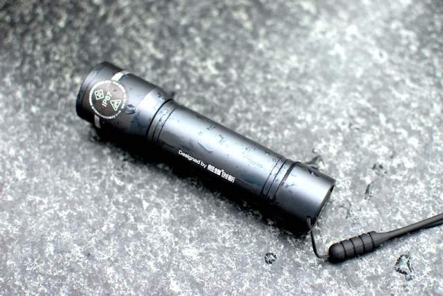 伸缩变焦，极蜂手电筒青春版：六档光照，随心切换