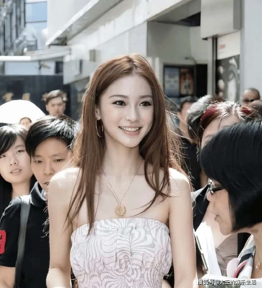 杨颖18岁在日本照片曝光,大口啃雪糕毫无形象,整容与否一看便知