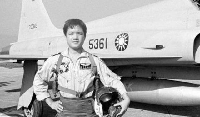 1981年,台湾一空军少校驾机投奔大陆,获奖金65万,还被授少将