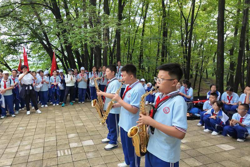 " 最好的课堂在路上!"200多名小学生在平山皇家鹿苑"边玩边学"
