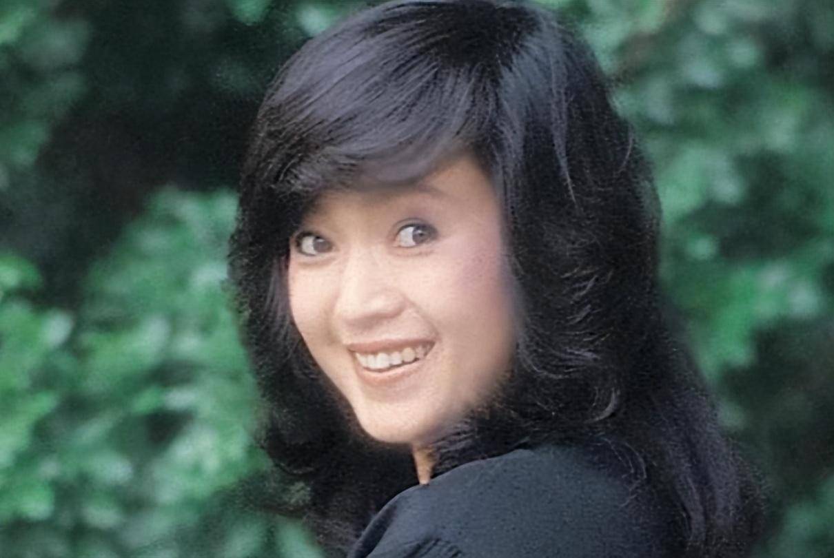 她被网友称为"最强情妇",霸占闺蜜老公31年,生下侯佩岑,获亿万遗产!