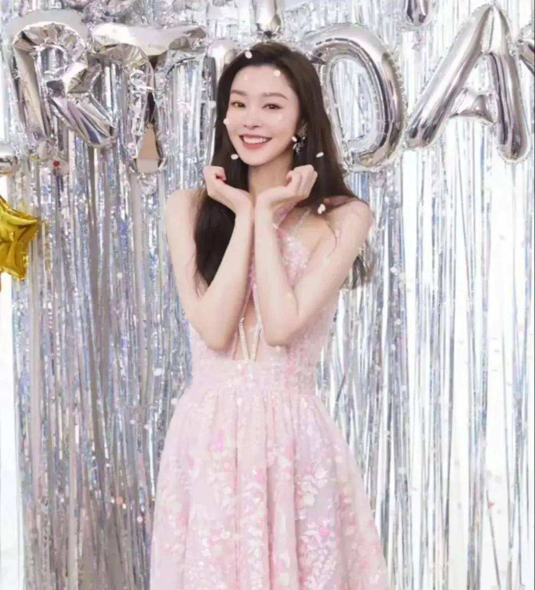 宋轶近照生图曝光,脸上皱纹明显皮肤状态差,网友直言难以相信