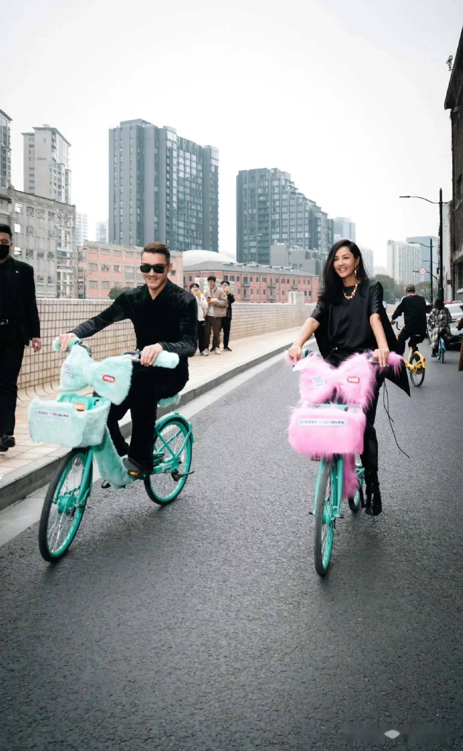 胡兵发文晒照为瞿颖庆生,与53岁瞿颖十指紧扣,余生想要一起走!