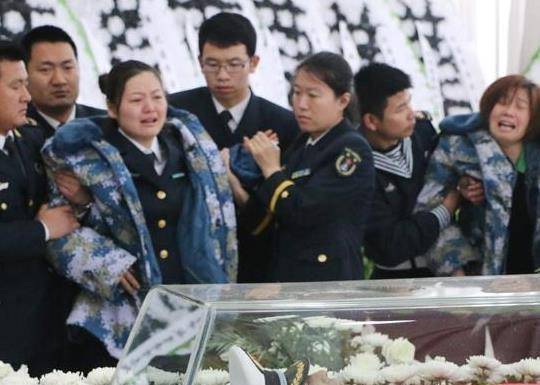 "歼15烈士"张超:为战机牺牲,妻子:老公,再叫我一声老婆吧!